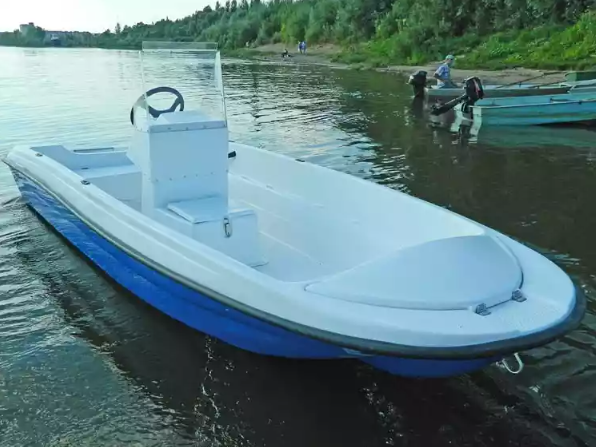 Стеклопластиковая лодка Пингвин с консолью (тримаран) в Симферополе