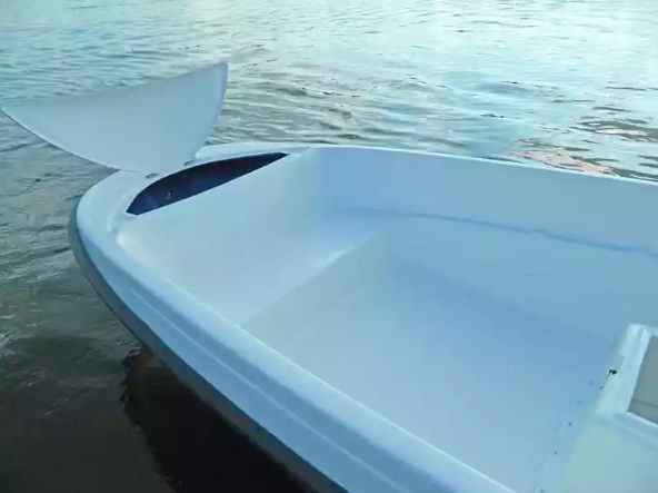 Стеклопластиковая лодка Пингвин с консолью (тримаран) в Симферополе