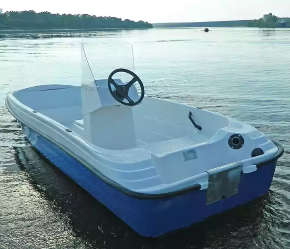 Стеклопластиковая лодка Пингвин с консолью (тримаран) в Симферополе