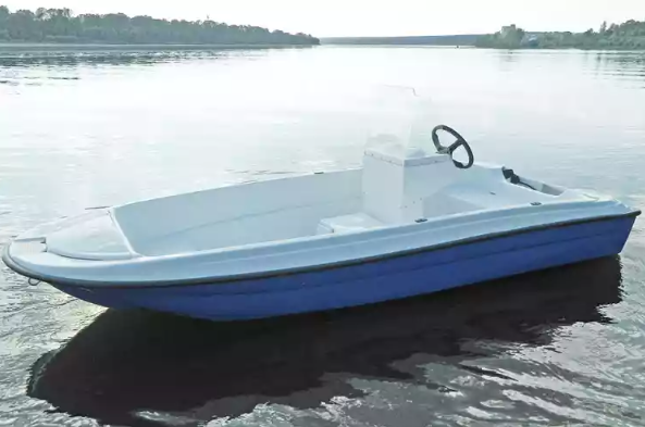 Стеклопластиковая лодка Пингвин с консолью (тримаран) в Симферополе