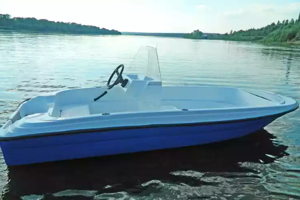 Стеклопластиковая лодка Пингвин с консолью (тримаран) в Симферополе