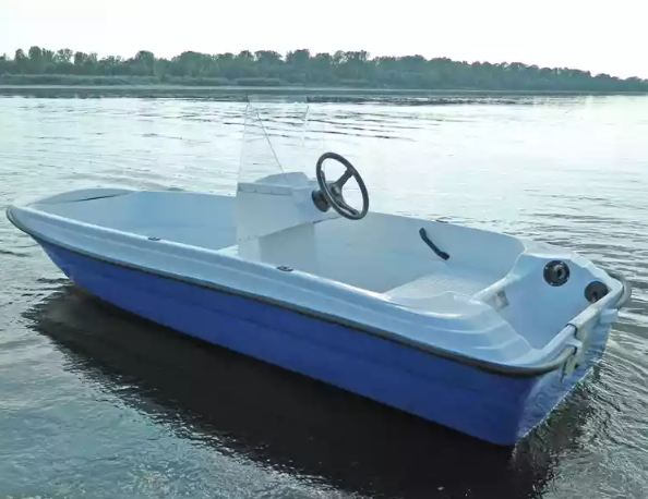 Стеклопластиковая лодка Пингвин с консолью (тримаран) в Симферополе