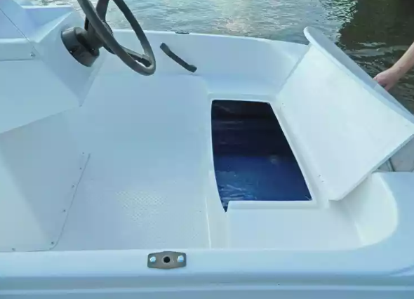 Стеклопластиковая лодка Пингвин с консолью (тримаран) в Симферополе