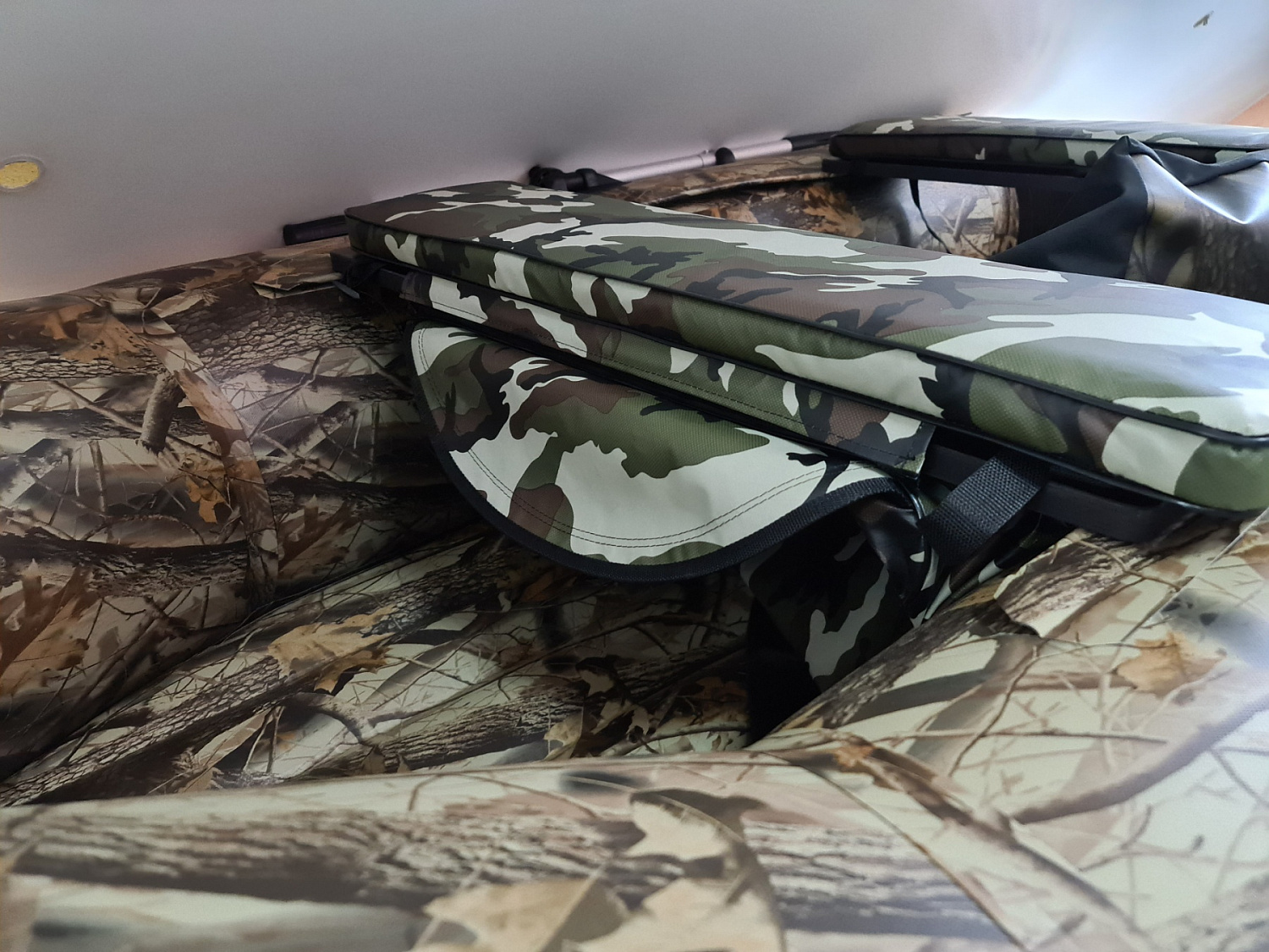 КОМПЛЕКТ МЯГКИХ НАКЛАДОК С СУМКОЙ ДЛЯ ЛОДОК 105Х20 КАМУФЛЯЖ в Симферополе